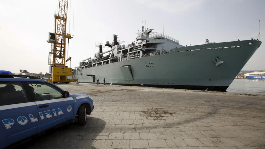 Фото - Стало известно о транспортировке британскими военными кораблями российской нефти