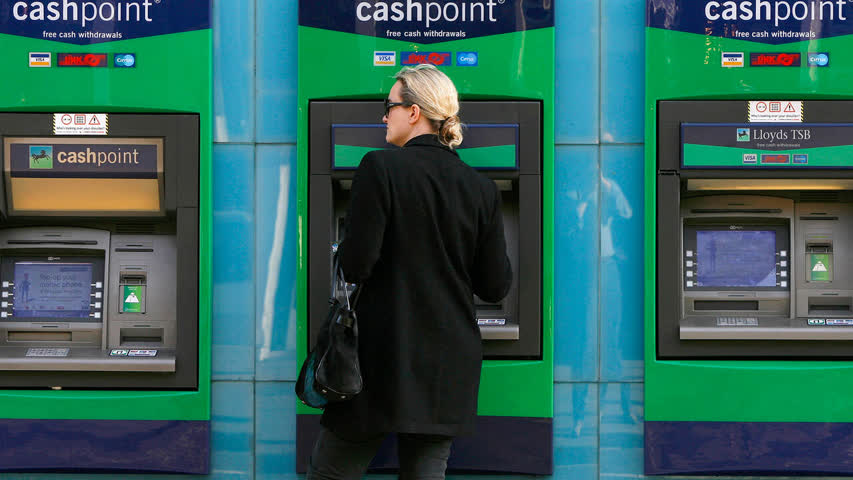 Фото - Британцы сняли в банкоматах рекордное количество наличных