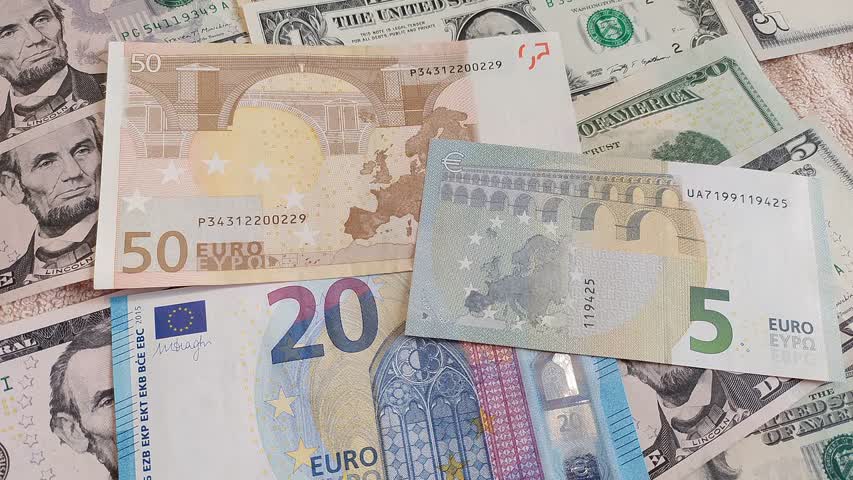 Фото - В ЦБ высказались о смягчении ограничений по снятию евро и долларов